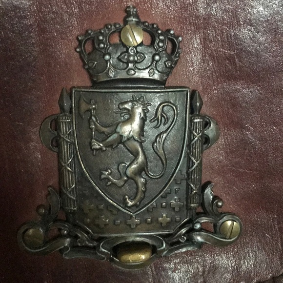 Crested Leather Flap Crossbody 😘😘 - Picture 4 of 8